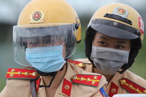 Ngỡ ngàng với kỹ năng điều khiển mô tô của đội nữ CSGT dẫn đoàn đầu tiên - 16