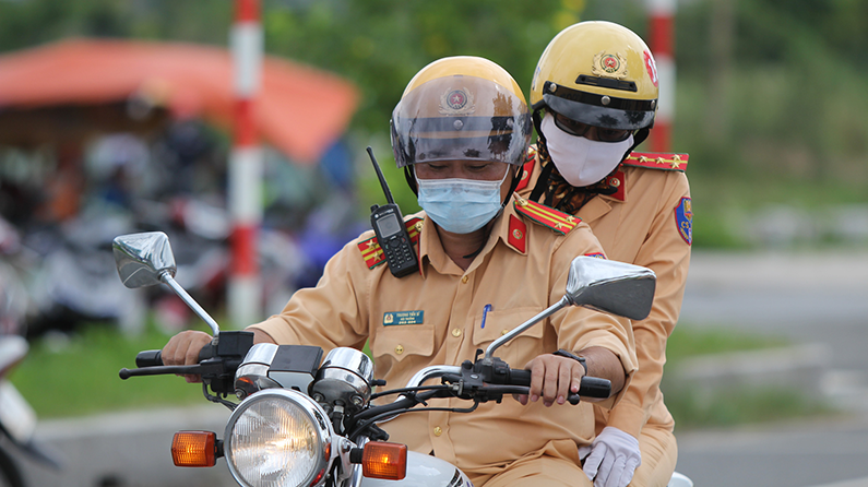 Ngỡ ngàng với kỹ năng điều khiển mô tô của đội nữ CSGT dẫn đoàn đầu tiên - 20