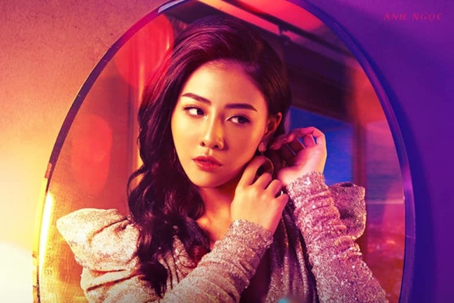 Người đẹp đầu tiên gây được chú ý với khán giả là Lương Ánh Ngọc. Trong phim, cô đảm nhận vai Thuận Hương - một trong ba người đẹp được chọn làm "gà vàng", là "gái ngành cao cấp".
