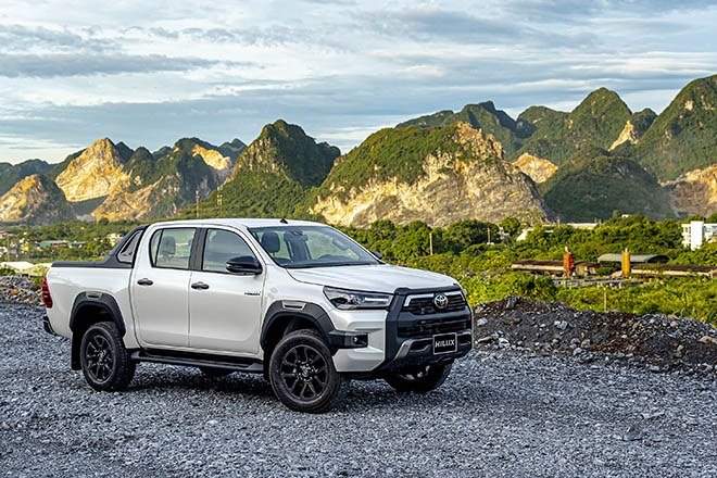 Toyota Hilux 2020 ra mắt tại Việt Nam, giá 921 triệu đồng - 1