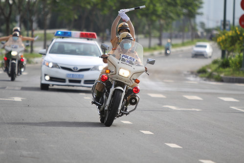 Ngỡ ngàng với kỹ năng điều khiển mô tô của đội nữ CSGT dẫn đoàn đầu tiên - 6