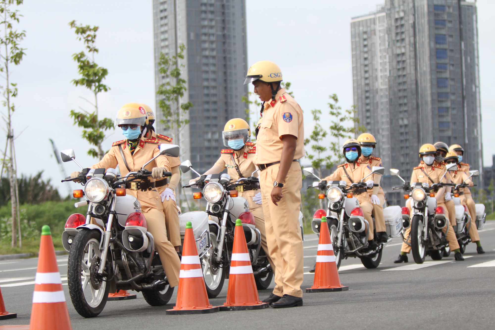 Ngỡ ngàng với kỹ năng điều khiển mô tô của đội nữ CSGT dẫn đoàn đầu tiên - 19