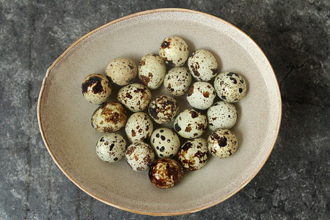 Hết ngại luộc và bóc vỏ trứng cút vì có 2 cách cực đơn giản dưới đây giúp trứng vừa nhanh chín vừa tự  bong vỏ - 2