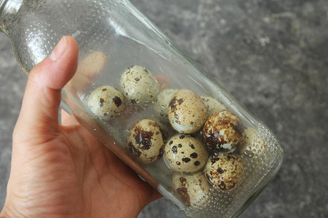 Hết ngại luộc và bóc vỏ trứng cút vì có 2 cách cực đơn giản dưới đây giúp trứng vừa nhanh chín vừa tự  bong vỏ - 3