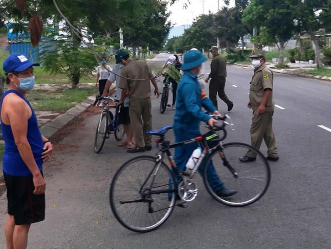 Hàng loạt xe đạp của người vi phạm ra ngoài không cần thiết được đưa về phường Nại Hiên Đông. Ảnh: Hải Hiếu