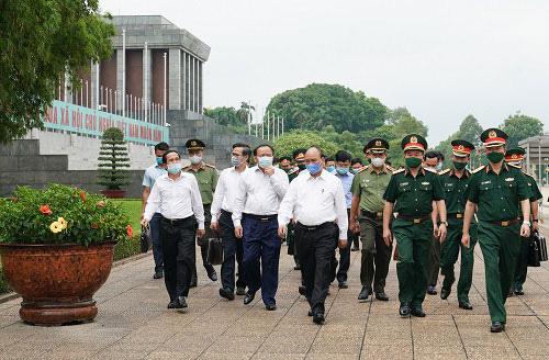 Thủ tướng Nguyễn Xuân Phúc kiểm tra việc tu bổ định kỳ Lăng Chủ tịch Hồ Chí Minh Ảnh: QUANG HIẾU