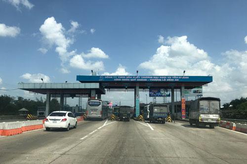 Trạm thu phí trên đường cao tốc TP HCM - Trung Lương Ảnh: HOÀNG TRIỀU