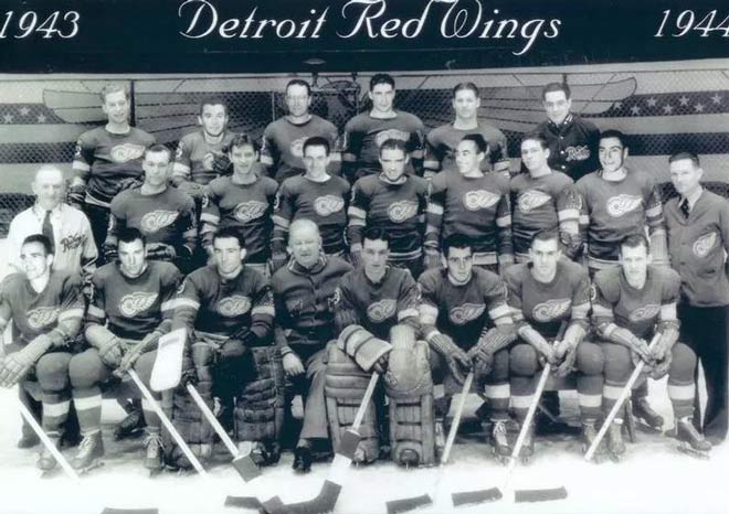 Năm 1994, trận đấu một chiều nhất trong lịch sử khúc côn cầu Mỹ - NHL, Red Wings đã hạ gục New York Rangers với tỷ số 15-0.&nbsp;Red Wings cũng phá kỷ lục khác khi trở thành đội đầu tiên ghi 15 bàn liên tiếp trong một trận đấu.