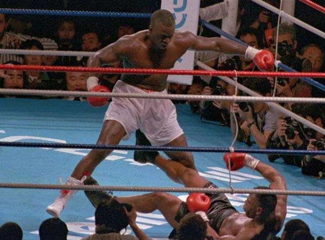 Ngày 11/2/1990 tại Nhật Bản, võ sĩ&nbsp;Buster Douglas gây chấn động khi knock-out "Tay đấm thép"&nbsp;Mike Tyson, đây là trận thua đầu tiên trong sự nghiệp của huyền thoại boxing Mỹ