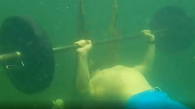 Vitaly Vivchar lập kỷ lục nâng tạ dưới nước