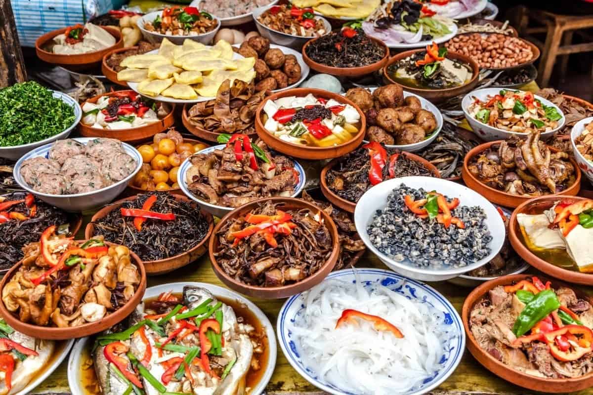 Theo SCMP, người Trung Quốc thường&nbsp;"đong đếm" lòng hiếu khách bằng lượng thức ăn thừa. Ảnh: Shutterstock