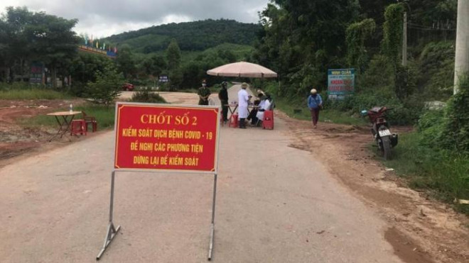 Lực lượng chức năng lập chốt phòng chống dịch bệnh trên QL 31, đoạn qua thôn Đồng Chu, xã Yên Định, huyện Sơn Động, tỉnh Bắc Giang (ảnh minh họa).