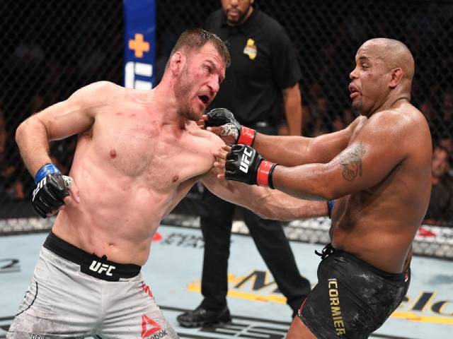 Trận chiến nảy lửa UFC: Miocic đấu Cormier 5 hiệp, chọc mắt đáng sợ