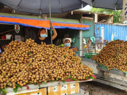 Thị trường - Tiêu dùng - Gặp khó vì dịch COVID -19, nhãn giá rẻ tràn ngập đường phố Thủ đô