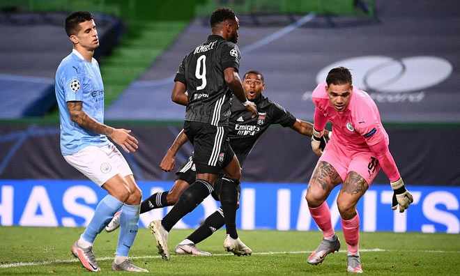 Moussa Dembele (số 9, áo đen) lập cú đúp giúp Lyon thắng sốc Man City 3-1