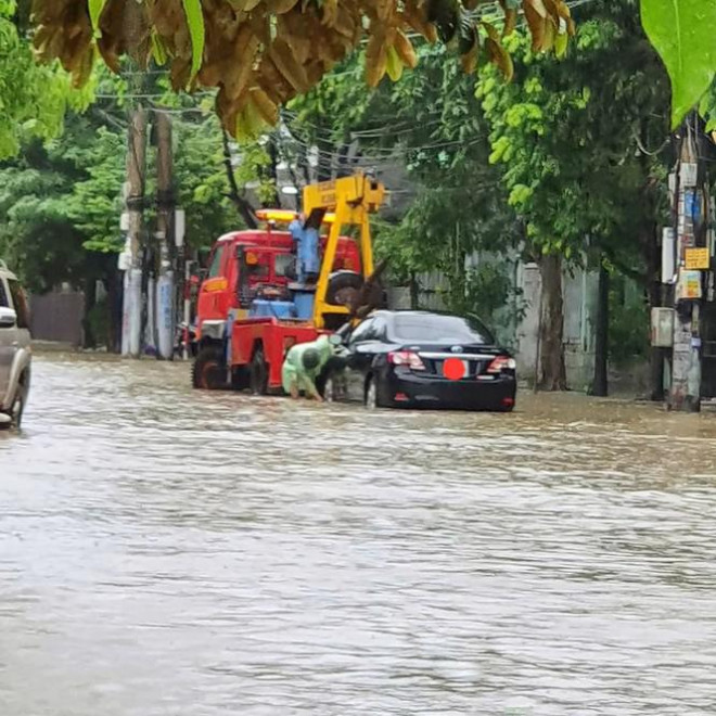 Nhiều xe ô tô bị ngập nước phải gọi xe cứu hộ.