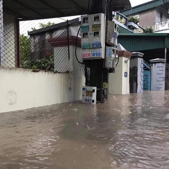 Mưa lớn kéo dài khiến nước dâng cao, có nơi ngập hơn 1m.