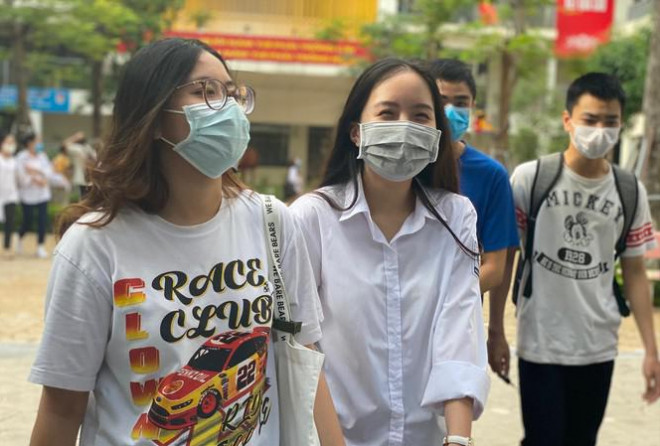 Thí sinh cười tươi sau khi hoàn thành kỳ thi tốt nghiệp THPT 2020 tại Hà Nội Ảnh: Nguyễn Hà