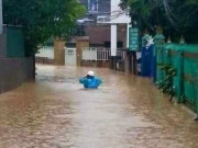 Tin tức trong ngày - Hạ Long lại 'thất thủ' sau mưa lớn: Sát biển sao đường phố vẫn chìm sâu trong nước?