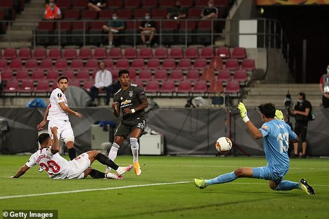 Phút thứ 7, trọng tài cho rằng Rashford đã bị phạm lỗi trong vòng cấm sau&nbsp;pha dứt điểm không thắng được thủ môn đối phương