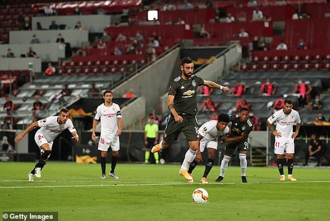 Phút 9, tiền vệ Bruno Fernandes thực hiện pha "nhảy chân sáo" quen thuộc