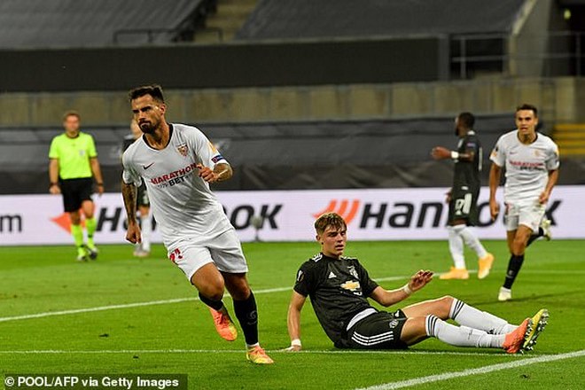 Sevilla xé toang hệ thống phòng ngự của MU, Reguilon căng ngang thuận lợi cho Suso ập vào dứt điểm chân trái hạ gục De Gea phút 26