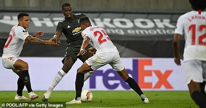 Pogba bị các cầu thủ đối phương bao vây