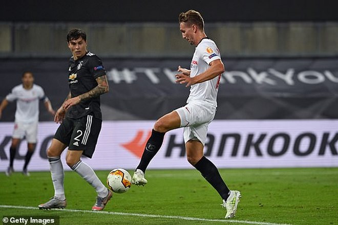Phút 78, Luuk De Jong hóa người hùng Sevilla ập vào đệm bóng cận thành đơn giản sau đường kiến tạo của Navas, đánh bại David De Gea.