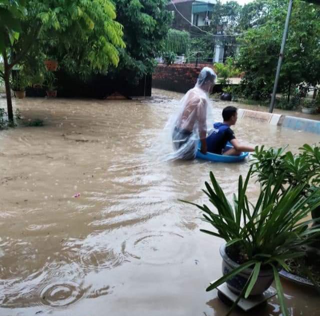 Đến thời điểm hiện tại, Hạ Long vẫn đang mưa lớn, tình trạng ngập lụt sẽ còn kéo dài. Chính quyền cũng khuyến cáo người dân sống trong khu vực nguy hiểm như ngập lụt, sạt lở cần đề phòng tai nạn đáng tiếc xảy ra.