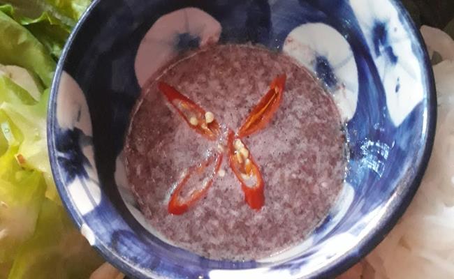 Trong tín ngưỡng của nhiều vùng ở Việt Nam, mắm tôm là thức ăn có tác dụng xua đuổi tà ma. 
