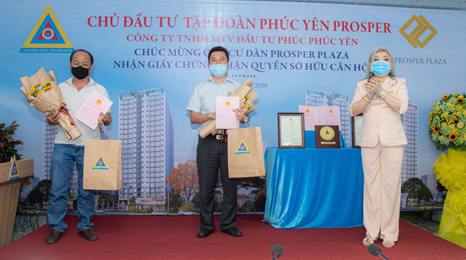Bà Châu Thị Mỹ Linh – Tổng Giám Đốc Công ty TNHH MTV Đầu tư Phúc Phúc Yên trao giấy chứng nhận quyền sở hữu căn hộ cho các cư dân.