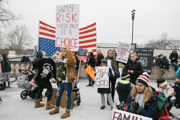 Một nhóm biểu tình kêu gọi chống tiêm vắc xin ở Mỹ (ảnh: NY Times)