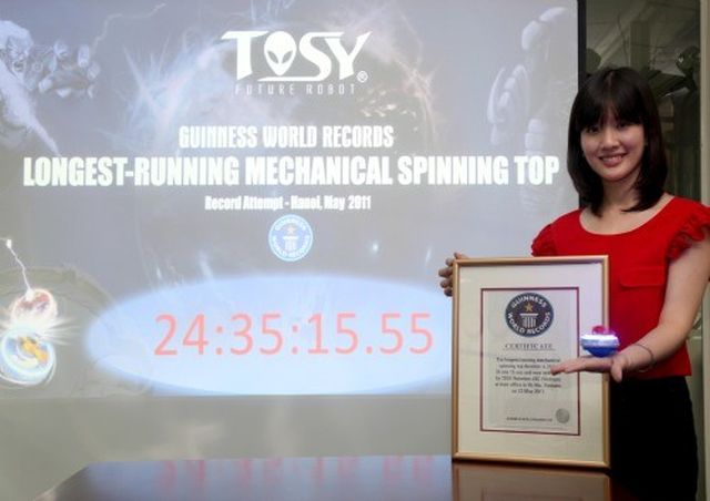 “Lễ giới thiệu con quay của công ty TOSY Robotics JSC lập kỷ lục thế giới”