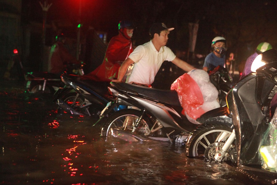 Trung tâm Hà Nội biến thành “biển nước” sau cơn mưa chiều - 1