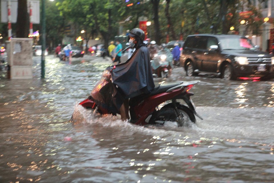 Mưa đã tạnh nhưng các phương tiện tại khu vực thuộc quận Hoàn Kiếm vẫn chưa thể di chuyển.