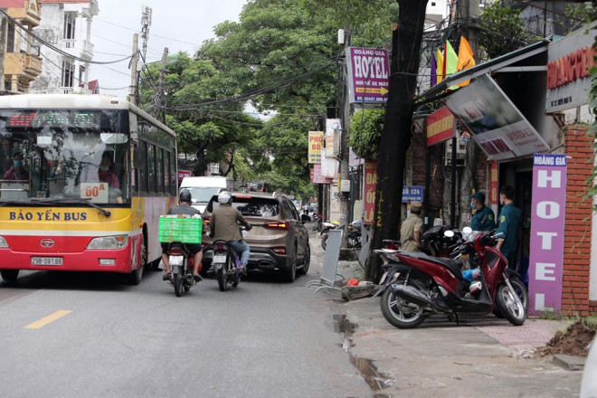 Phía ngoài, lực lượng chức năng cắm chốt đảm bảo cách ly an toàn và không làm ảnh hưởng tới hoạt động bình thường khác.