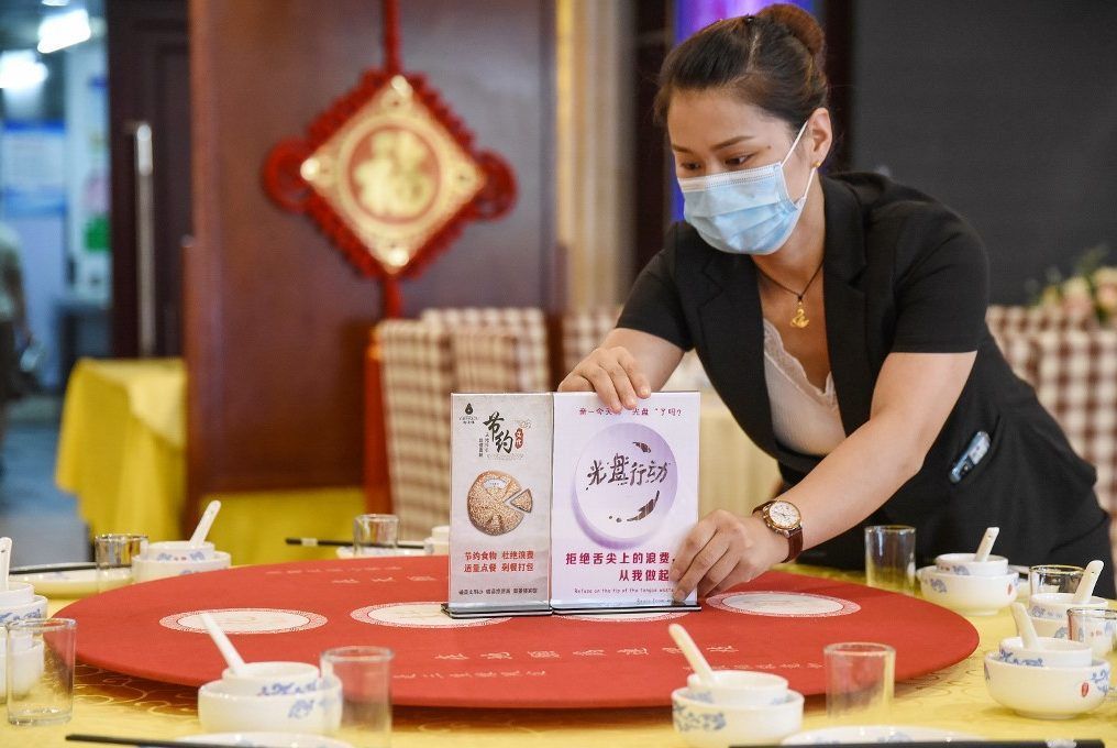 Tấm bảng nhỏ khuyến khích mọi người không nên lãng phí thực phẩm trên bàn ăn ở một nhà hàng Trung Quốc (ảnh: Straits Times)