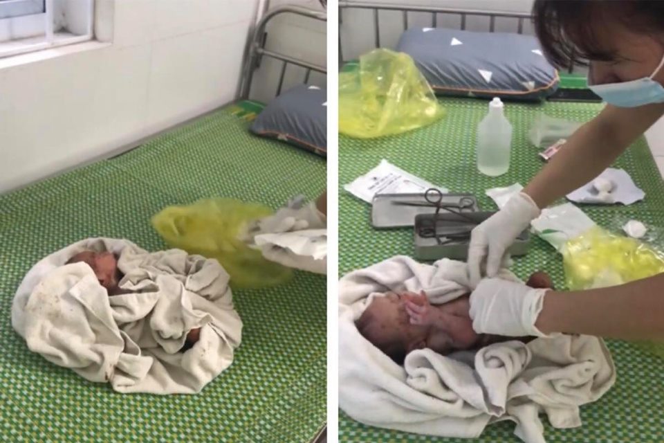 Bé sơ sinh bị bỏ rơi được sơ cứu tại trạm y tế thị trấn Trâu Quỳ (Gia Lâm, Hà Nội).