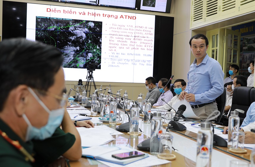 Ông Hoàng Phúc Lâm - Phó Giám đốc Trung tâm dự Dự báo khí tượng thủy văn Quốc gia (đứng) báo cáo tại cuộc họp.