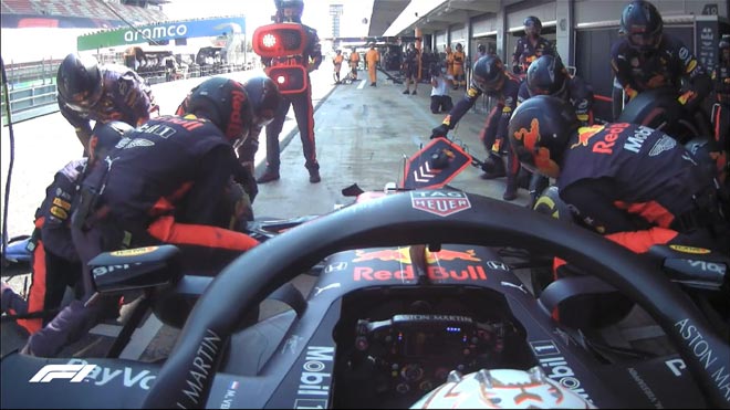 Verstappen pit-stop sau khi bộ lốp của anh giảm độ bám