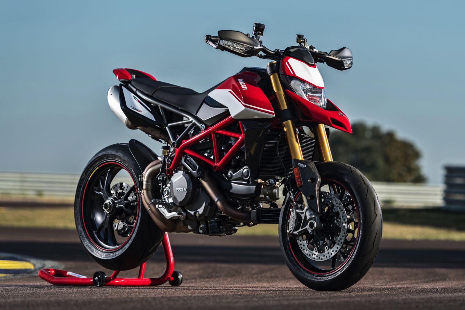 Tầm giá 400 triệu đồng, nên chọn Ducati Hypermotard 950 hay Triumph Tiger 800 XRT? - 1