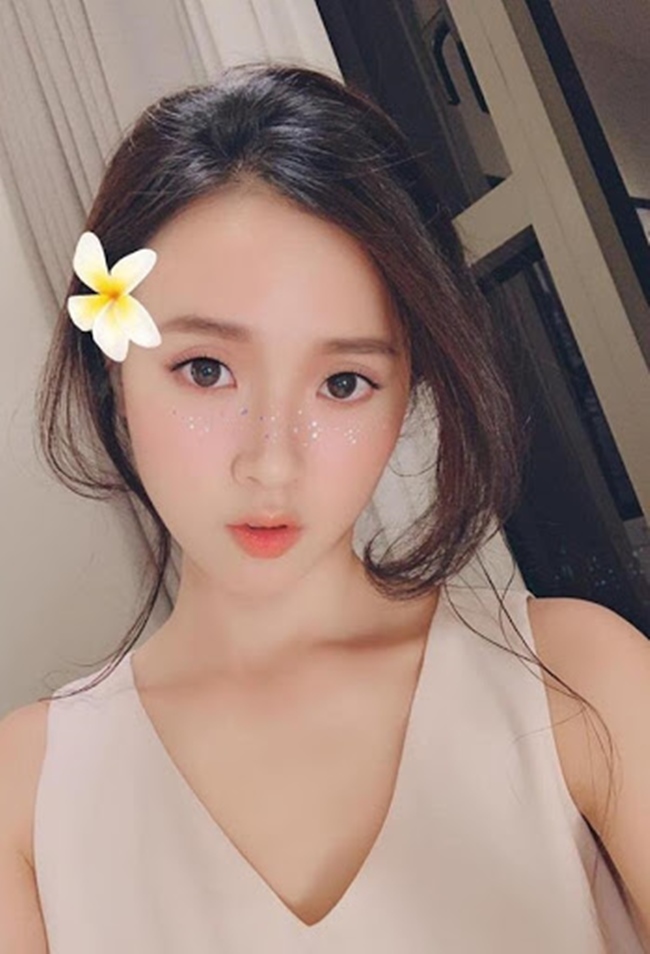 Mỗi lần khoe ảnh selfie, Midu lại khiến mạng xã hội &#34;dậy sóng&#34; vì vẻ đẹp ngây thơ như thuở mới 20.
