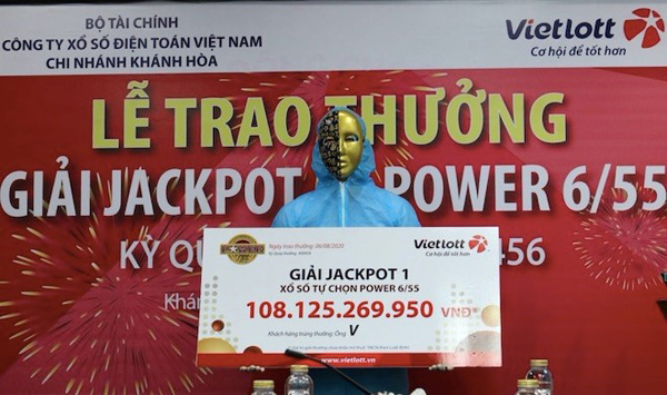 Hình ảnh chủ nhân Jackpot gần đây nhất của Vietlott khi nhận giải trong giai đoạn dịch COVID-19.