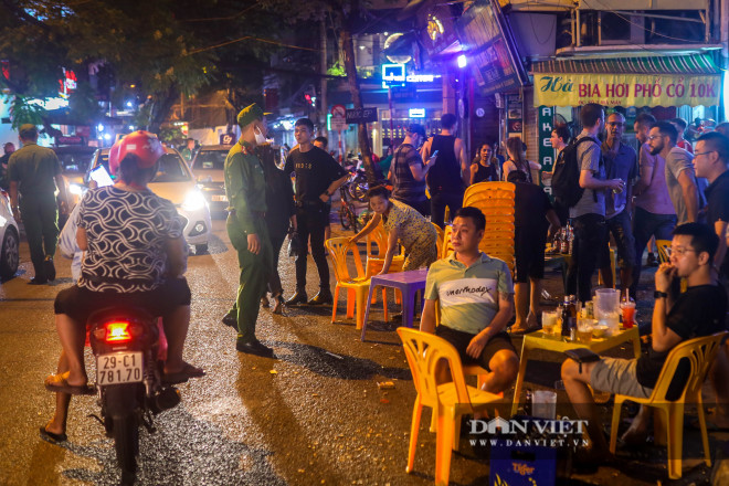 Lực lượng chức năng phường Hàng Buồm tuyên truyền, nhắc nhở các cơ sở kinh doanh dịch vụ thực hiện nghiêm chỉ đạo của TP Hà Nội.