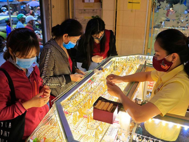 Người dân mua vàng tại một tiệm vàng ở quận Bình Thạnh, TP.HCM ngày 18-8. Ảnh: NGUYỆT NHI