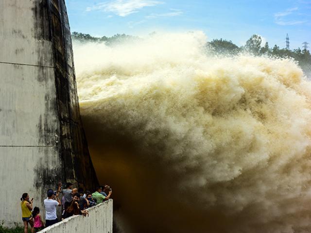 Miền Bắc liên tiếp hứng mưa lớn, thủy điện Lai Châu mở 5 cửa xả lũ