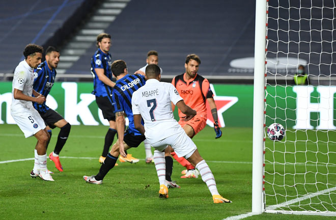 Marquinhos (áo trắng, ngoài cùng bên trái) ra chân giải cứu PSG trong trận thắng ngược nghẹt thở Atalanta 2-1