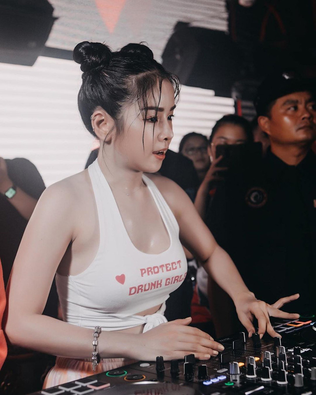 DJ Mie tên thật là Trương Tiểu My (sinh năm 1995) được mệnh danh là "hoa hậu trong giới DJ"
