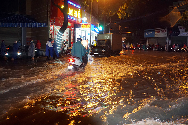 Về nguyên nhân ngập, mới đây Sở Xây dựng TP.HCM cho biết, quận Thủ Đức đang đô thị hóa rất nhanh, những khu vực đất tự nhiên nay đã được bê tông hóa làm mất khả năng thấm, điều hòa nước, trong khi hệ thống hạ tầng khu vực không còn đáp ứng được nhu cầu sử dụng. Ngoài ra còn có nguyên nhân là địa hình trũng thấp, tuyến cống, mương nhỏ được đầu tư từ lâu, thường xuyên bị ngậm nước làm giảm khả năng thoát nước,…