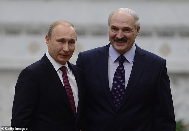 Tổng thống Nga Vladimir Putin (trái) và người đồng cấp Belarus Alexander Lukashenko. Ảnh: Getty